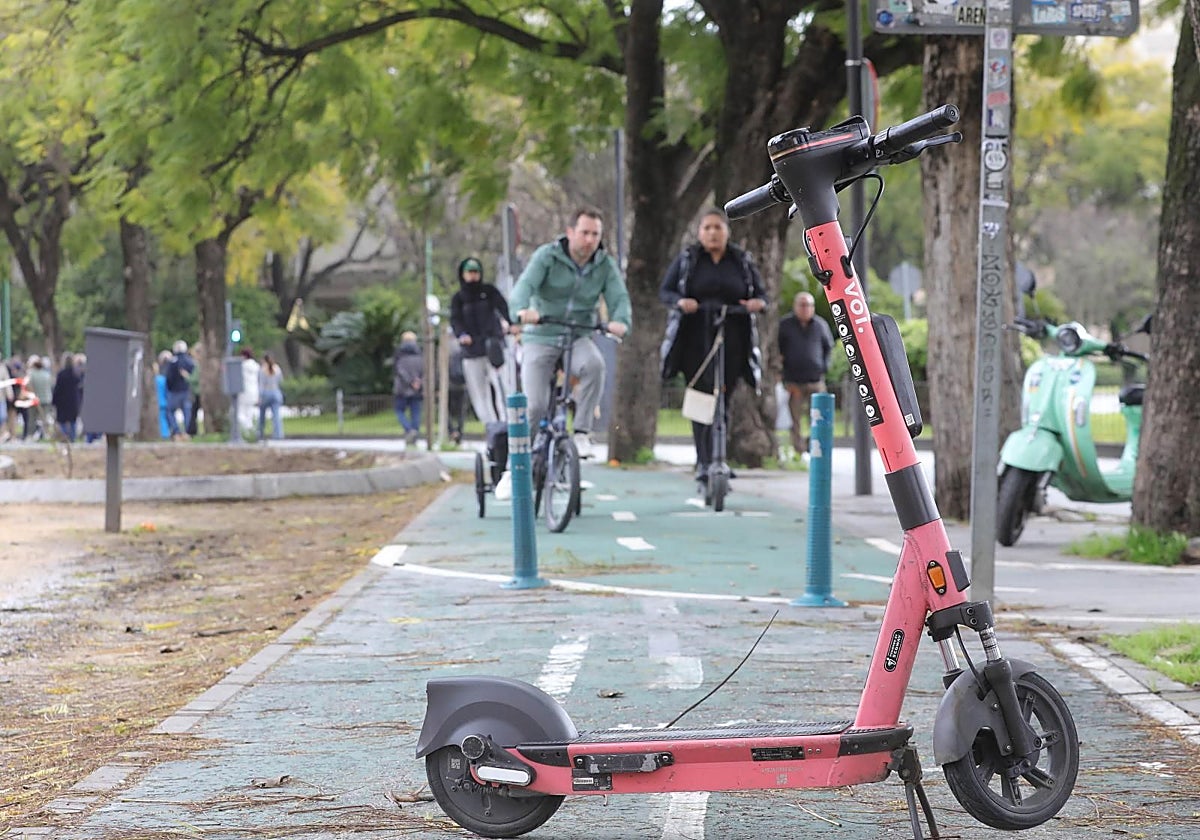 Personas paseando en patinete en Sevilla