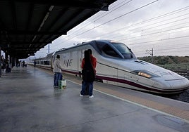 Competencia llama la atención a Adif por pedir un plan de viabilidad auditado a los rivales de Renfe para poder operar en Galicia y Asturias