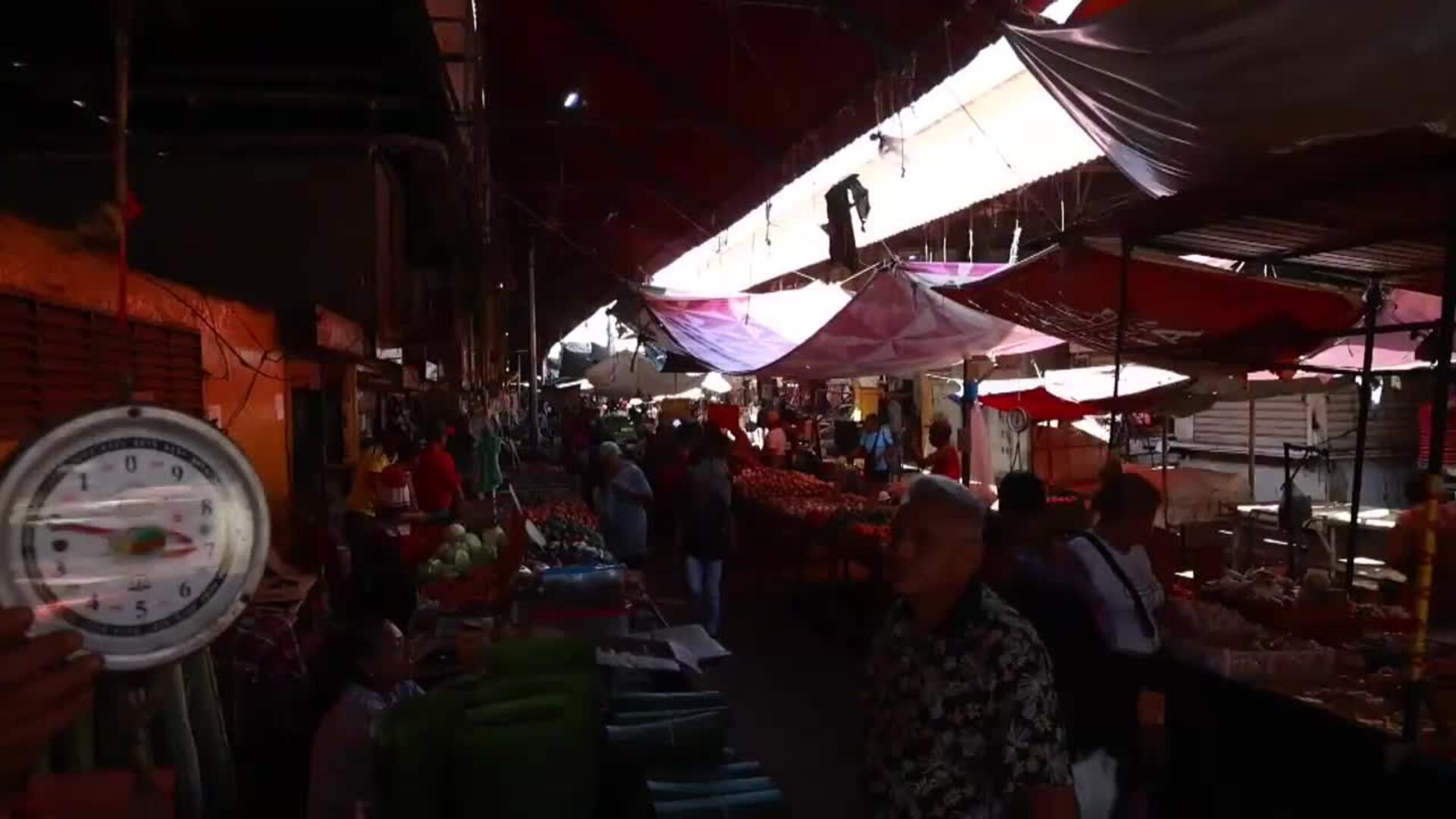 Los venezolanos adelantan sus compras navideñas en medio de la tensión con EE.UU.