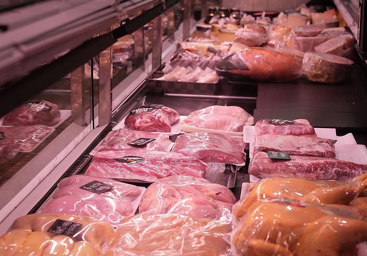 Carne de cerdo en un expositor