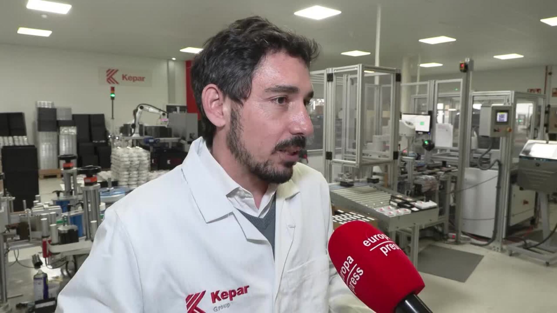 La empresa que ideó la nueva baliza urge a adquirirla: &quot;Hoy hay stock, mañana no lo sabemos&quot;