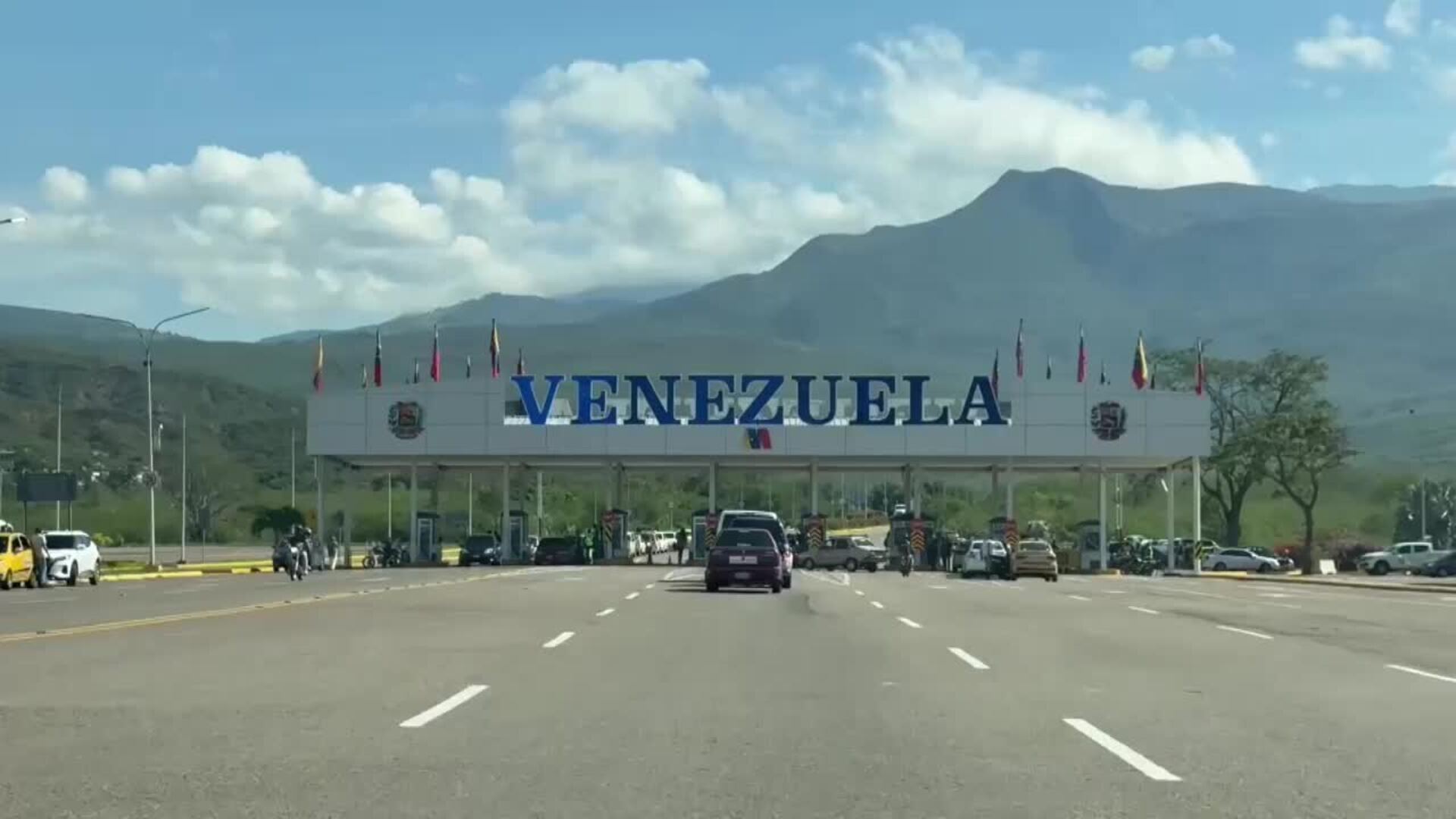 Pasajeros en Venezuela improvisan rutas por tierra y líneas locales debido a la crisis de vuelos