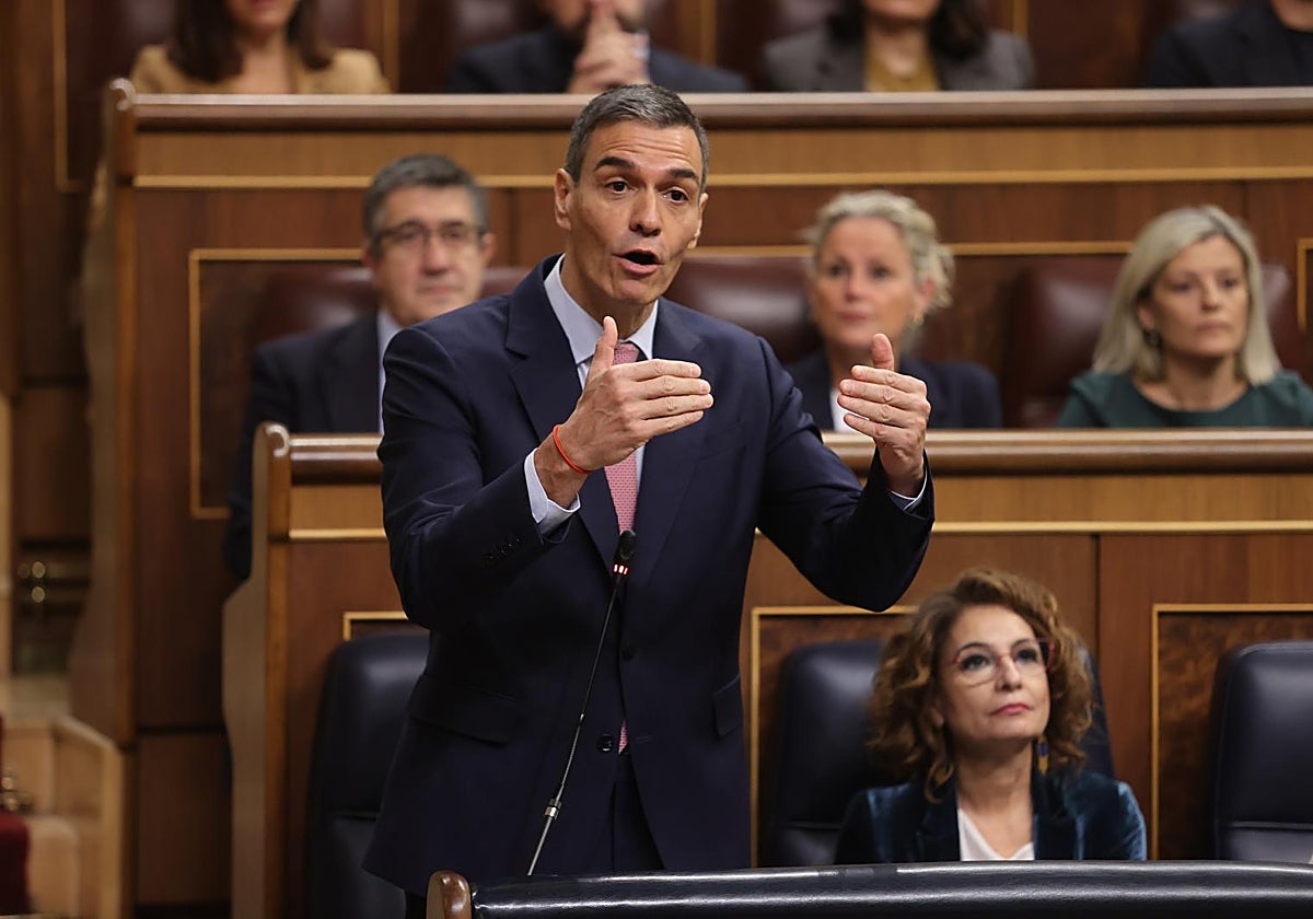 Pedro Sánchez y María Jesús Montero, en el Congreso de los Diputados