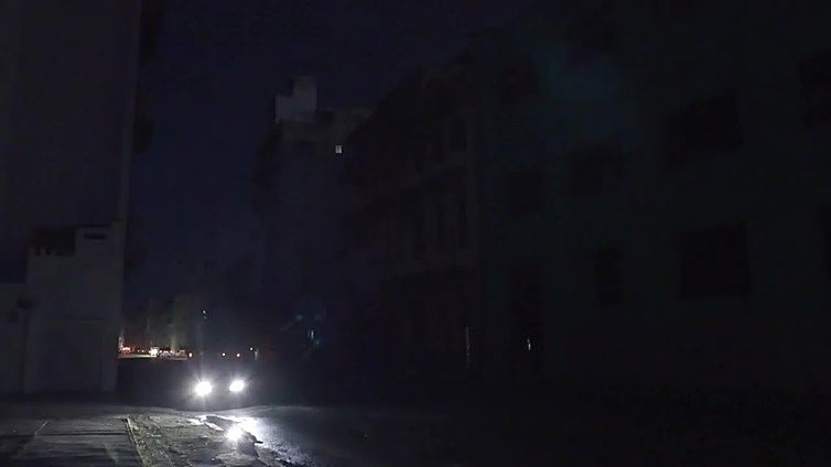 La falta de combustible y las averías en centrales térmicas apagan dos tercios de Cuba