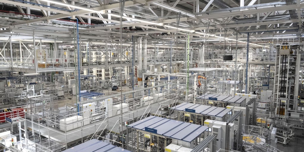 Seat y Cupra aceleran su transformación eléctrica con la inauguración de su planta de ensamblaje de baterías