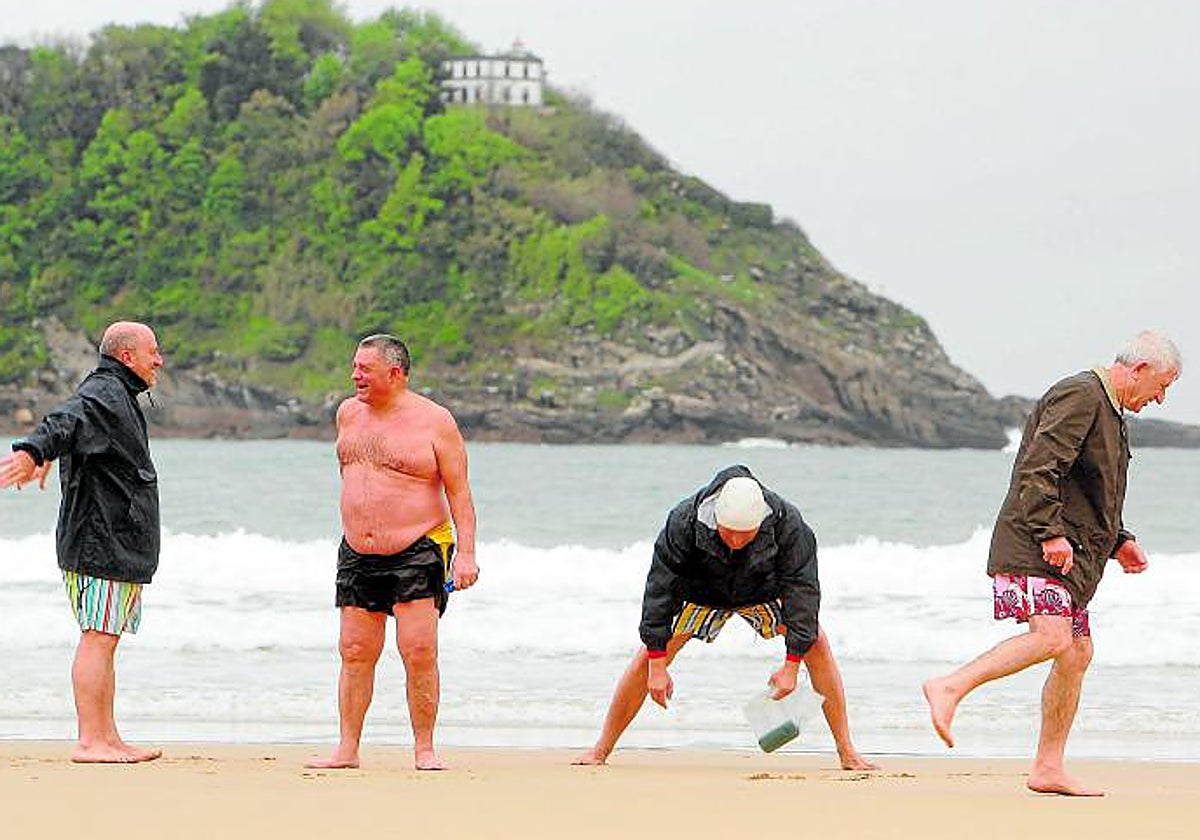 Un grupo de jubilados en la playa de la Concha, en San Sebastián