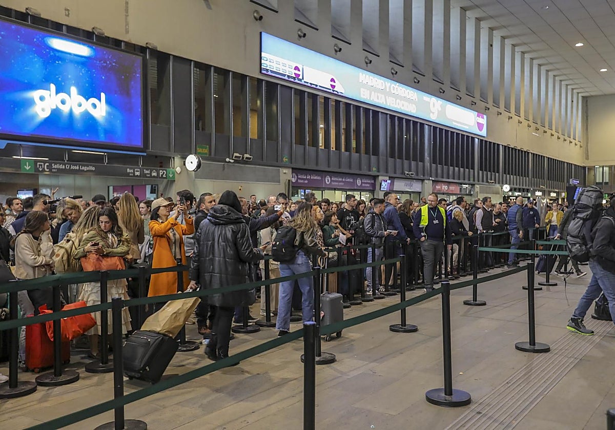 El declive del tren en España: tres años de caos por la falta de inversión en mantenimiento en pleno récord de viajeros