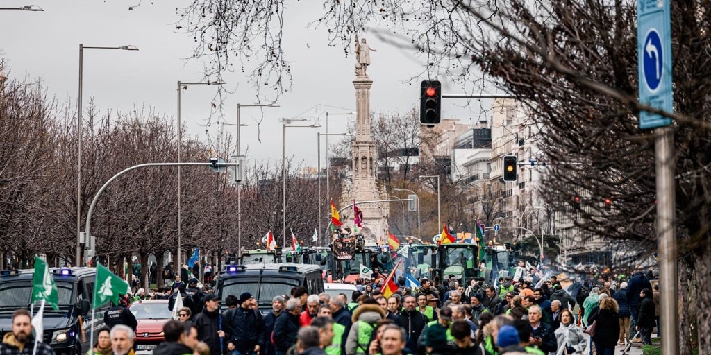 Miles de agricultores y 500 tractores toman la capital: «Madrid, escucha, el campo está en la lucha»