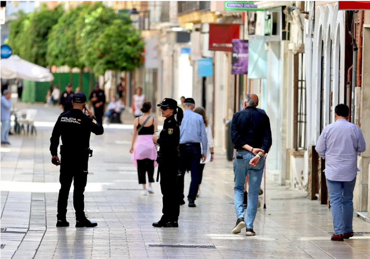 La Policía Nacional patrulla por la calle Berdigón de la capital