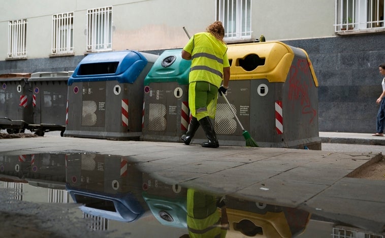 El TSJC anula la tasa de recogida de residuos que Colau impulsó para penalizar a los vecinos que menos reciclan