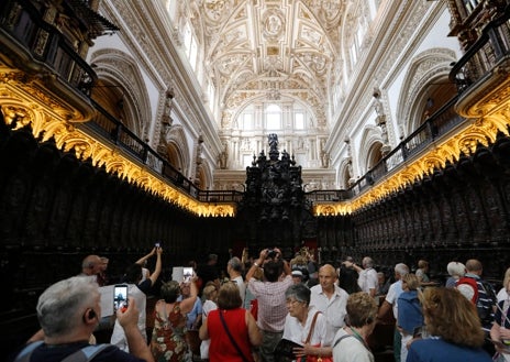 Imagen secundaria 1 - La Mezquita-Catedral de Córdoba incluye estilos arquitectónicos y decorativos de varias culturas como la romana, bizantina, musulmana y cristiana. Un auténtico deleite visual para los turistas. 