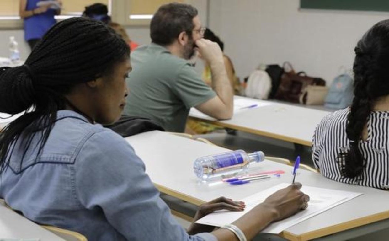 Opositores en un examen