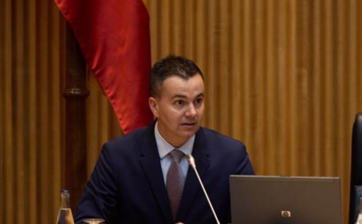 El portavoz socialista, Héctor Gómez, y la vicepresidenta primera del gobierno, Nadia Calviño