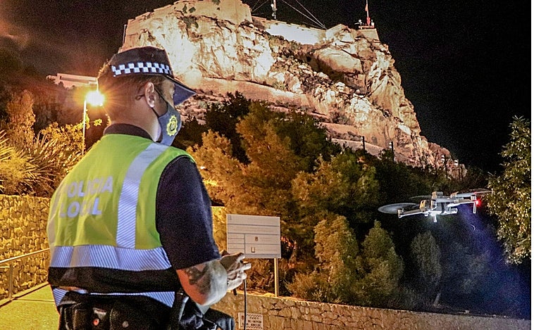 La Policía Local de Alicante detecta una decena de vuelos ilegales de drones en Hogueras
