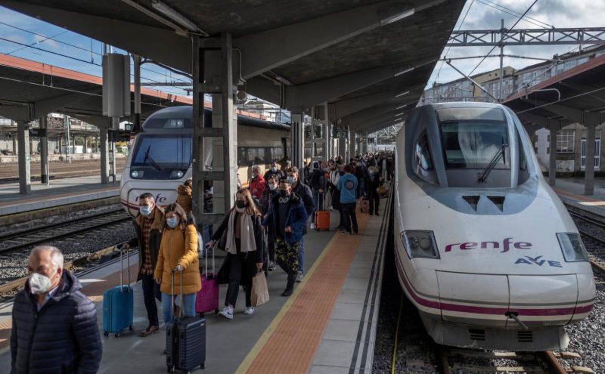 Pasajeros en el andén de la estación de Orense en el primer AVE que llegó a Galicia