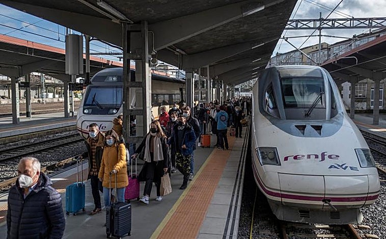 Renfe estudia penalizar al fabricante de los trenes necesarios para que el AVE llegue a Vigo, Santiago y Coruña