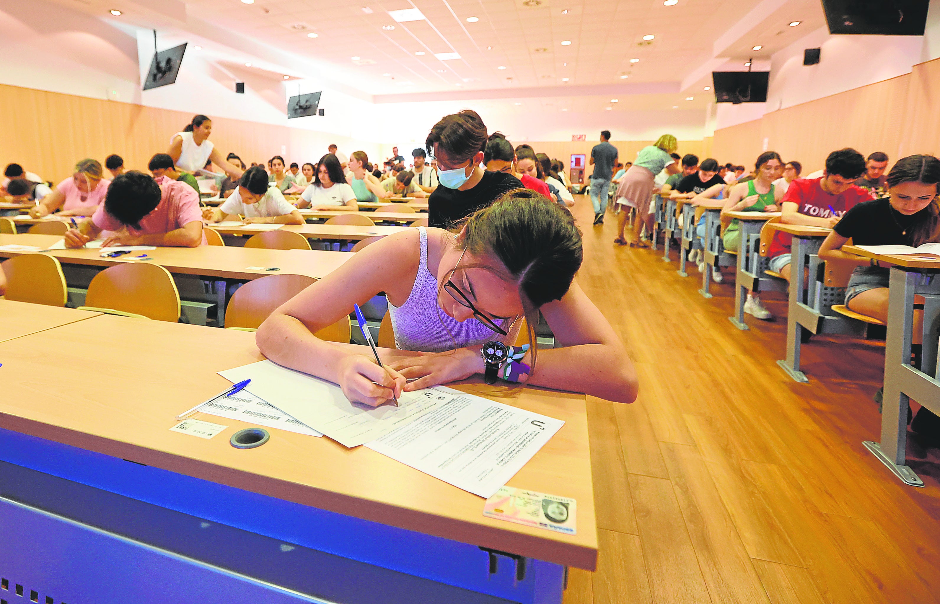 Estudiantes se examinan de la PEvAU en la Escuela de Enfermería el pasado junio