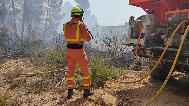 Imagen de un bombero en el incendio de Venta del Moro