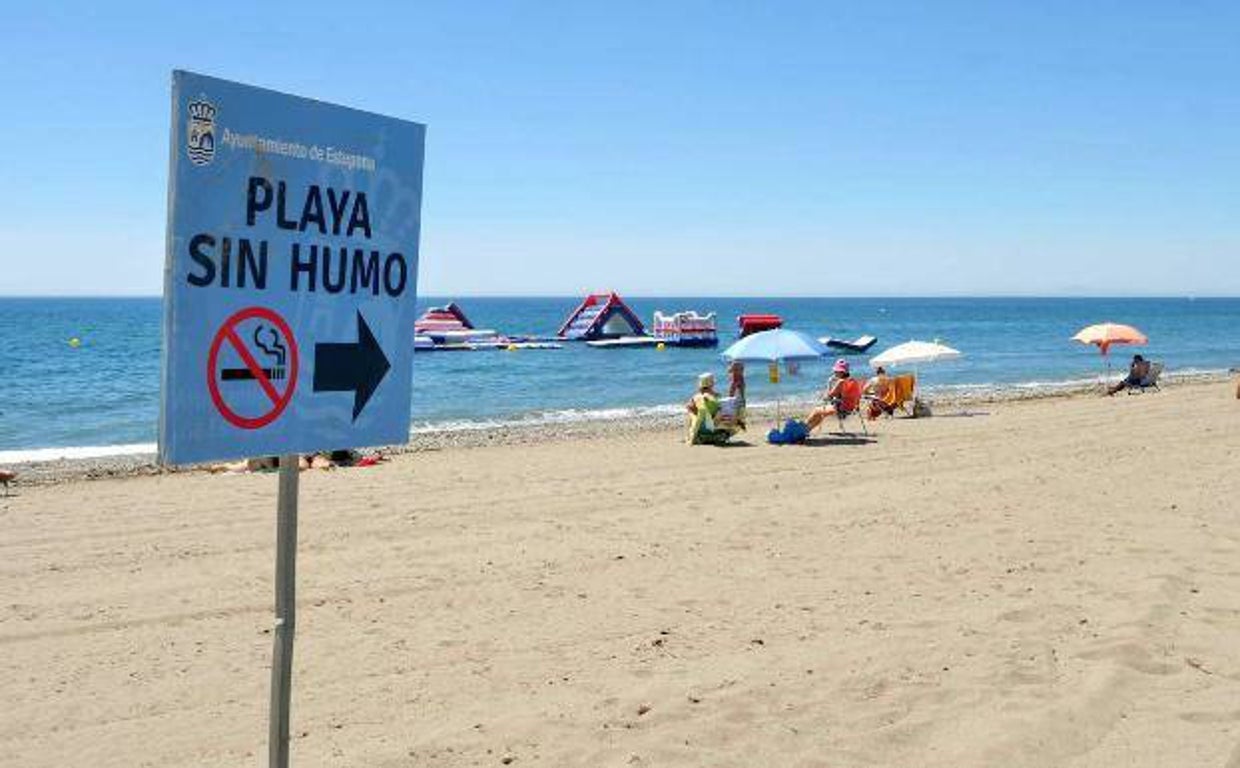 Playa de la Rada, en Estepona, una de las que ha prohibido el tabaco