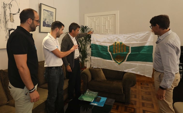 Carlos Mazón recibe «muy emocionado» la bandera del centenario del Elche