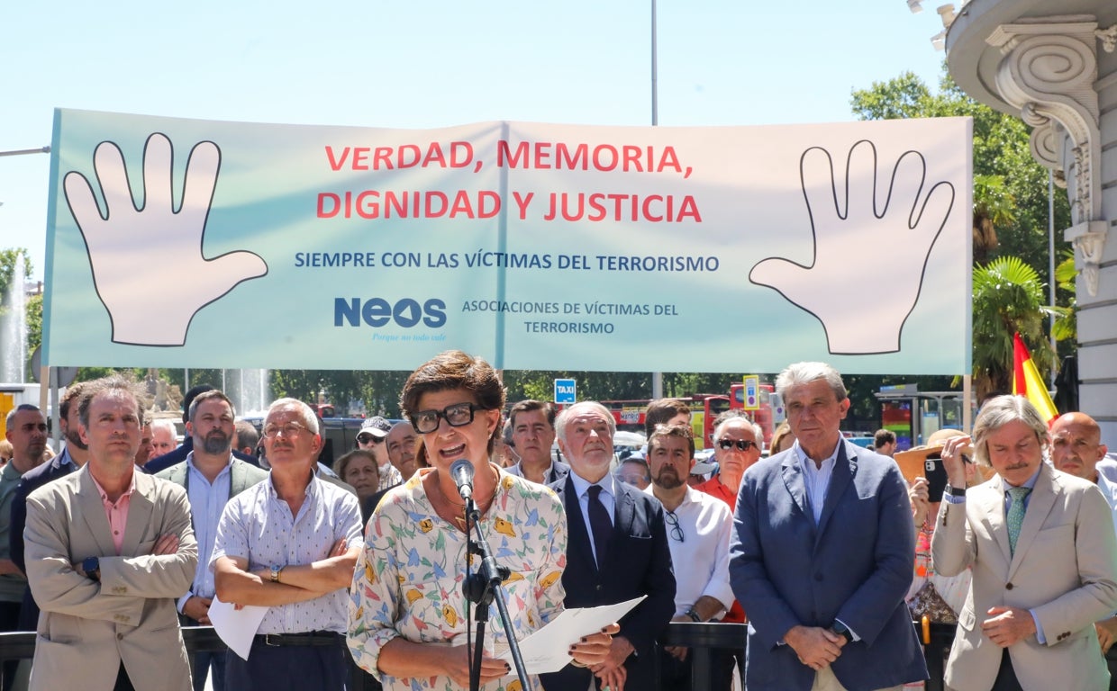 Imagen de la concentración, durante el discurso de María San Gil