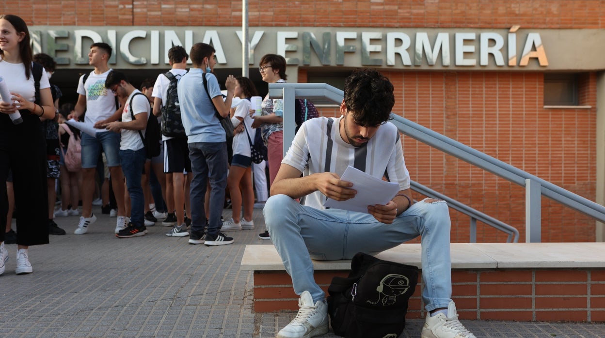 La falta de médicos y enfermeros contrasta con la alta demanda de sus grados en Córdoba