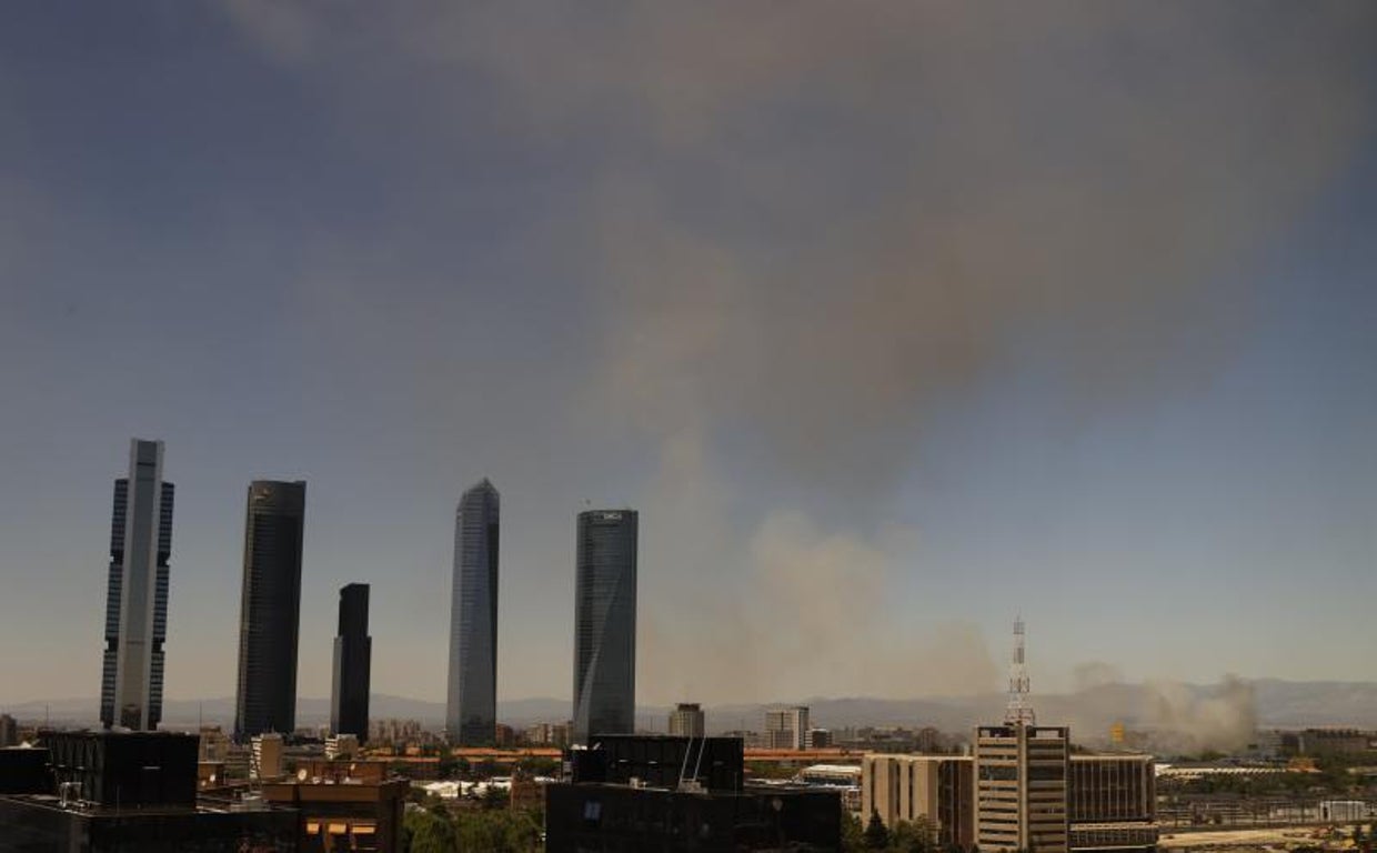 Una gran nube de humo visible desde numerosos puntos de la capital