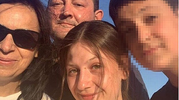 Isabel junto a sus padres y a su hermano menor