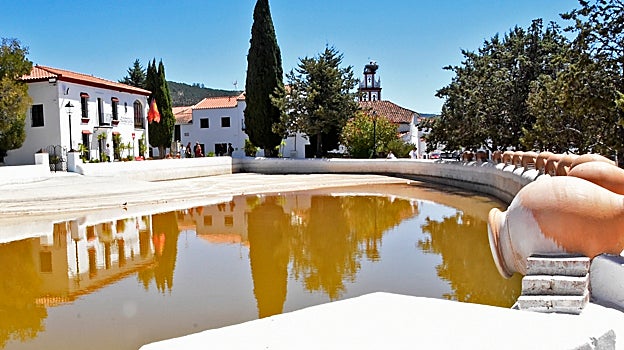 Imagen después - La Laguna de Cañaveral de León con agua cuidada y bañistas frente a la visión actual, casi vacía