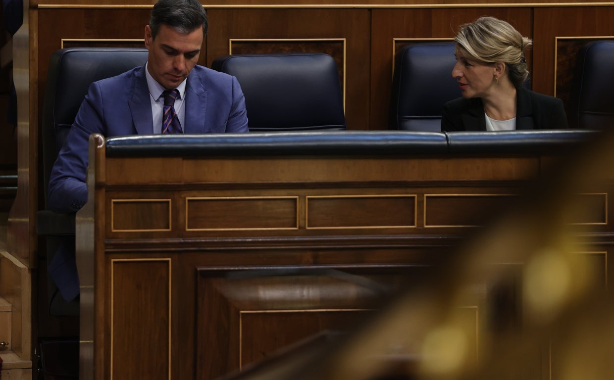 Pedro Sánchez y Yolanda Díaz, en la bancada azul del Gobierno.