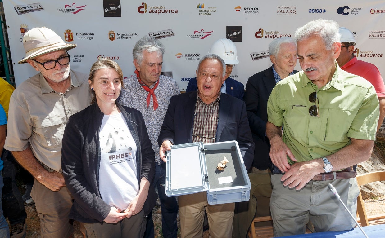 El consejero de Cultura, Turismo y Deporte, Gonzalo Santonja, sostiene la caja con el hallazgo durante la presentación oficial