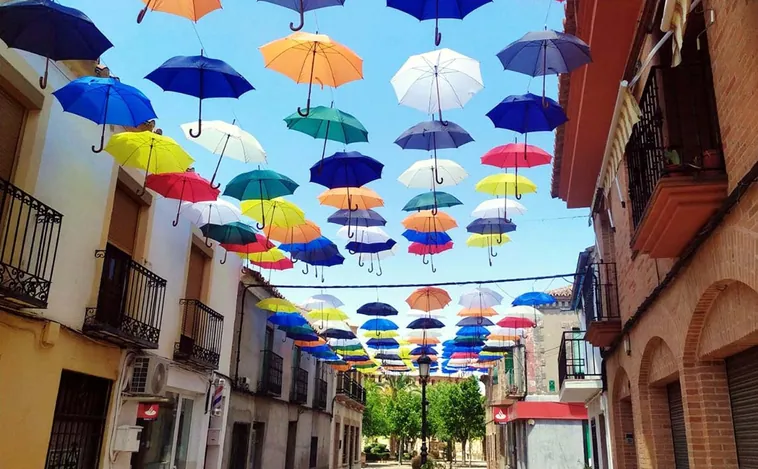 Los paraguas decorativos llegan este verano a Viso del Marqués