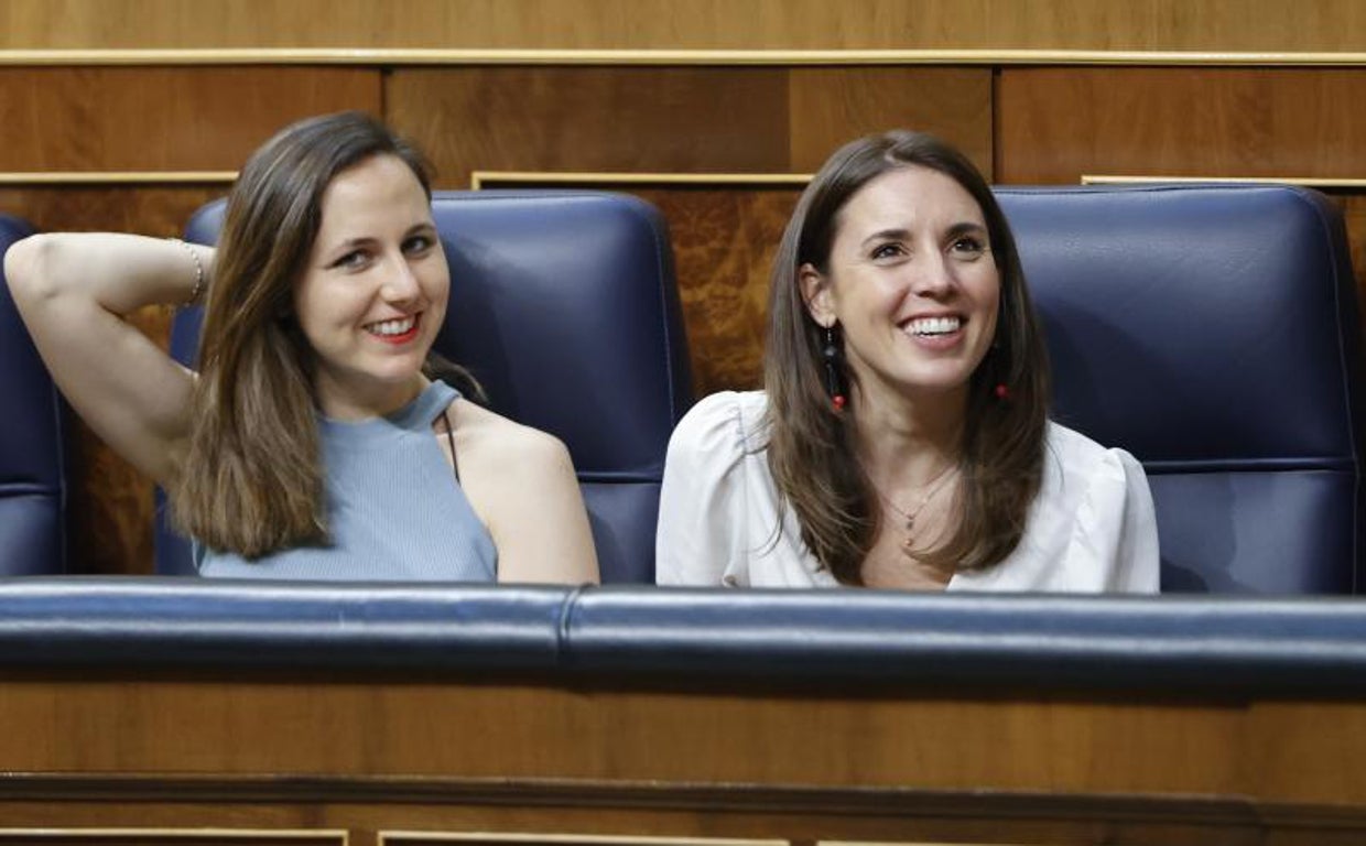 Las ministras de ministra de Derechos Sociales y Agenda 2030, Ione Belarra (i) e Igualdad, Irene Montero, respectivamente, durante la sesión plenaria de este jueves en el Congreso