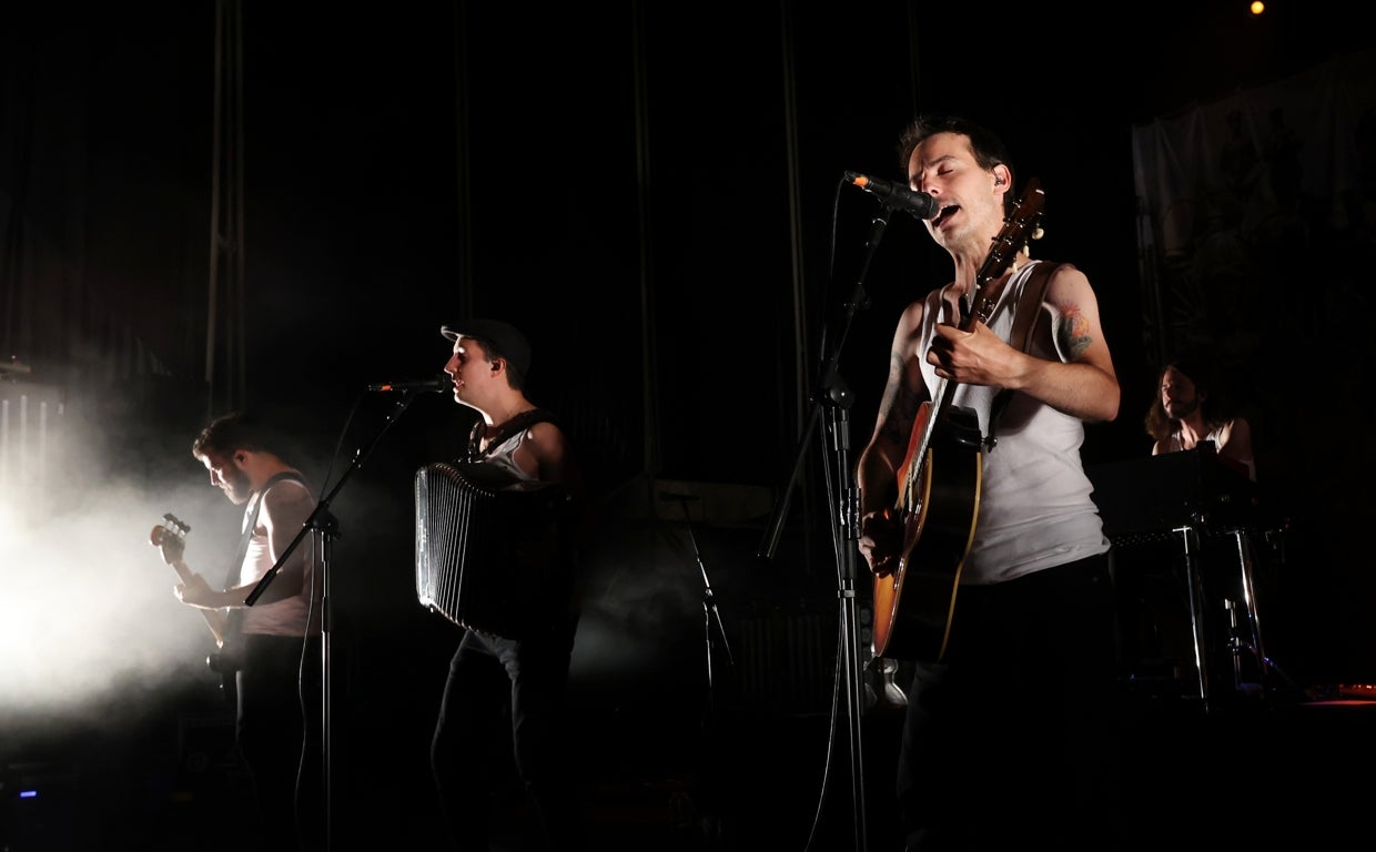 Los miembros del grupo La M.O.D.A., durante el concierto