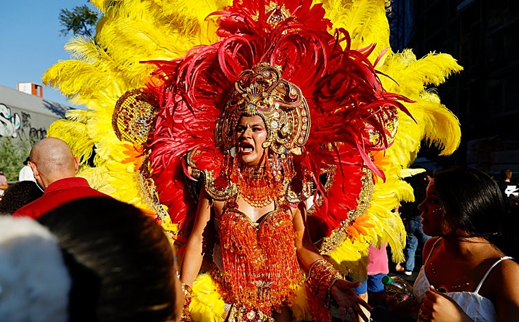 Imagen principal - El Orgullo marcha frente al odio en Madrid: «No es normal que solo podamos salir tranquilos hoy»