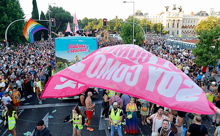 Imagen principal - El Orgullo marcha frente al odio en Madrid: «No es normal que solo podamos salir tranquilos hoy»