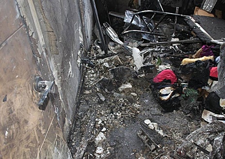 Imagen secundaria 1 - Arriba, el cuarto en el que habían cargado el patín, reducido a cenizas. Sobre estas líneas, a la izq., detalle de la habitación en la que estaba el patinete eléctrico; y uno de los baños tras el siniestro