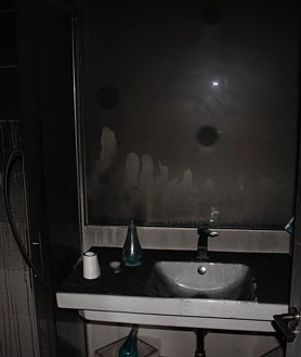 Imagen secundaria 2 - Arriba, el cuarto en el que habían cargado el patín, reducido a cenizas. Sobre estas líneas, a la izq., detalle de la habitación en la que estaba el patinete eléctrico; y uno de los baños tras el siniestro