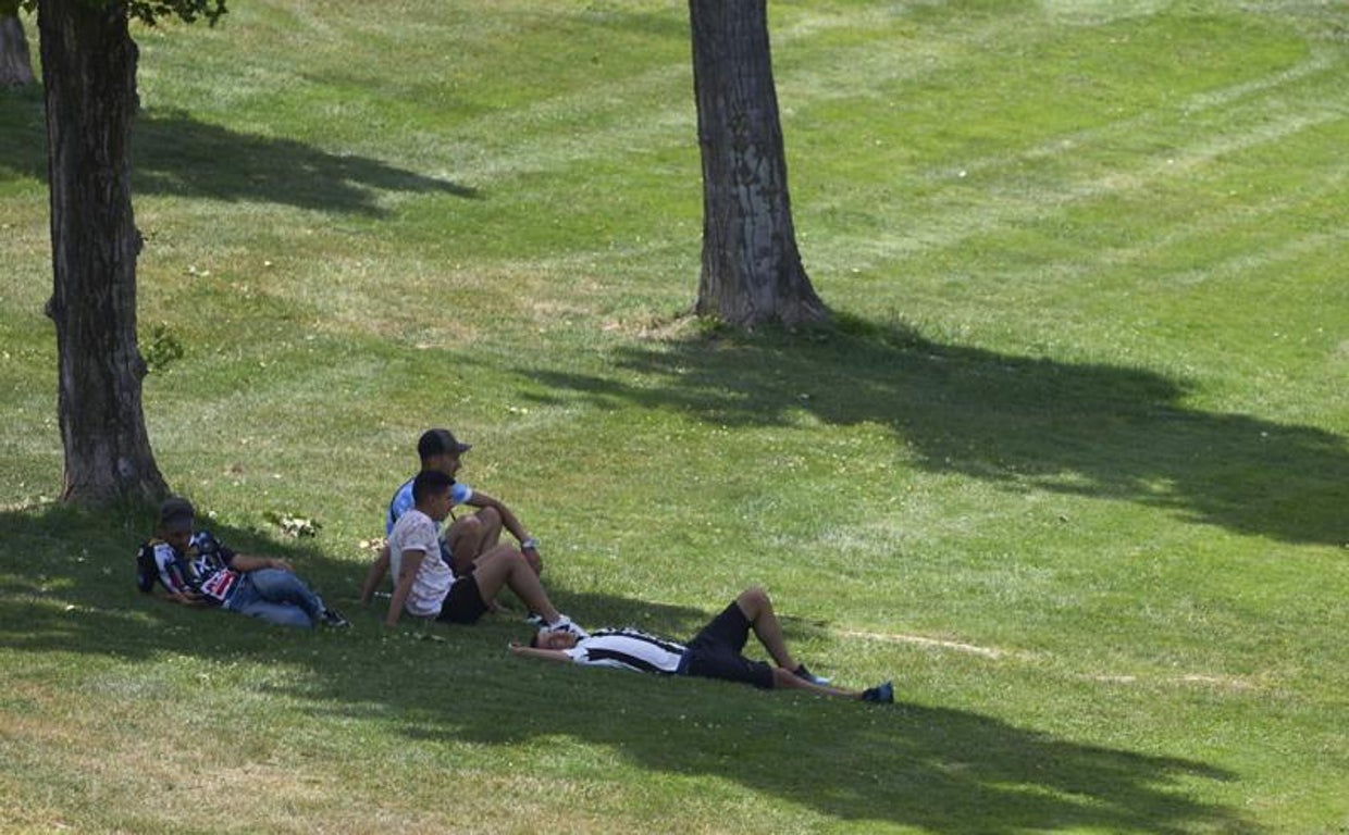 Jóvenes, refugiándose de las temperaturas en Lérida, hace unas semanas