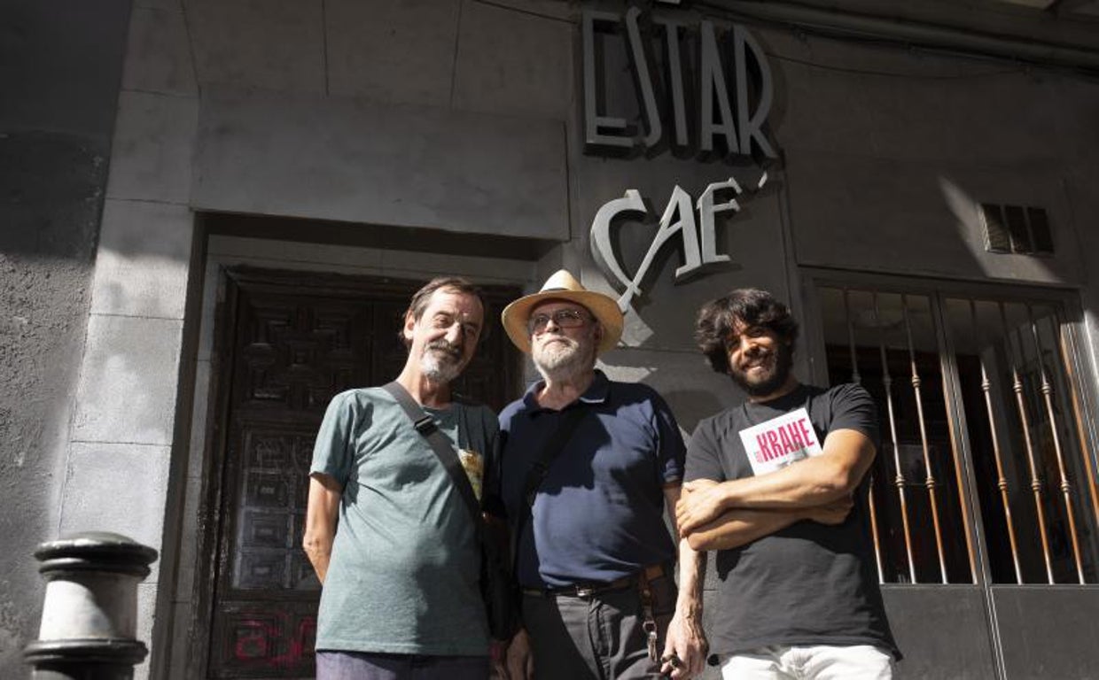 Guereña, Cavestany y De Haro en la puerta del Estar Café