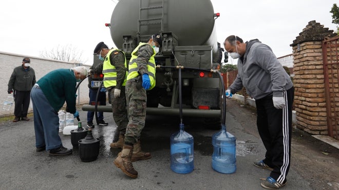 El Ejército reparte agua en las parcelas en 2020