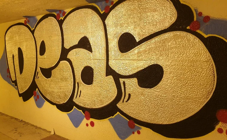 Cazan 'in fraganti' a dos grafiteros en un pasadizo peatonal de la A-5 rehabilitado