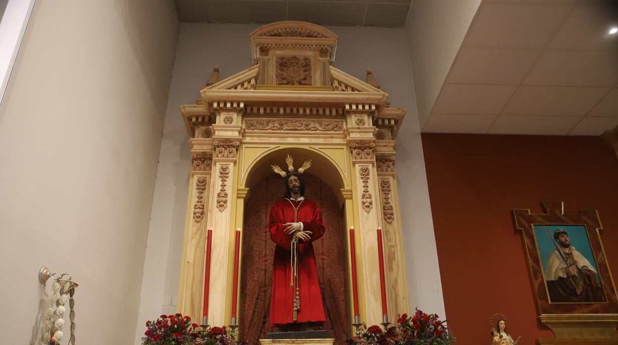 Jesús de la Redención ya preside su nuevo retablo renacentista en Córdoba