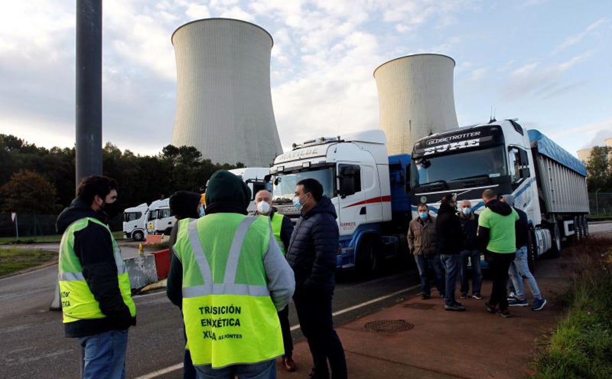Transportitas bloqueando As Pontes durante una protesta