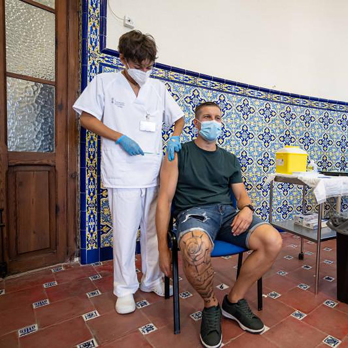 La nueva ola del coronavirus y los viajes de verano reactivan las vacunaciones en Valencia