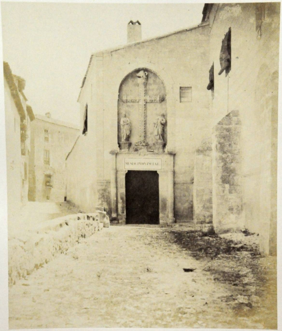 Entrada al antiguo Museo Provincial de Toledo por la Puerta del Pelícano de San Juan de los Reyes. Fotografía de Felix Alexander Oppenheim (1852). Museo de Arte Islámico de Berlín. En 'Toledo Olvidado'