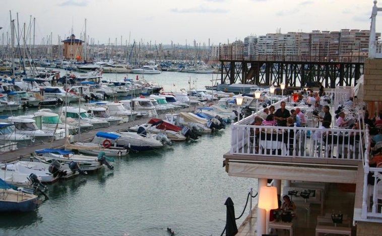 Heridas por quemaduras dos niñas de 12 y 15 años tras la explosión de un barco en Torrevieja