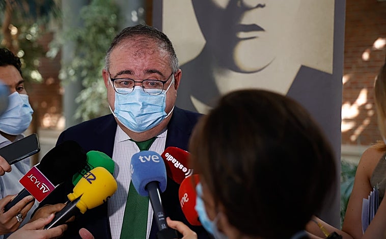 Vázquez muestra «cierta preocupación» por los 1.700 profesionales de baja por Covid