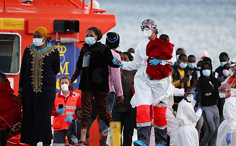 Dos desaparecidos y 167 migrantes rescatados en aguas cercanas a Canarias
