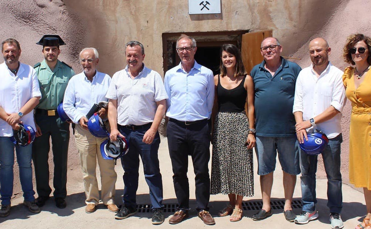 El exministro José Guirao durante una visita a la geoda de Pulpí en Almería.